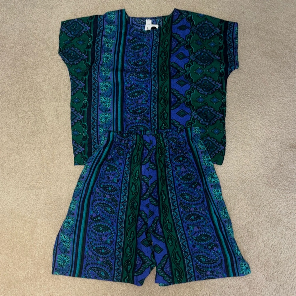 Women’s Two Piece Blouse and Short Set, Fun Pattern, Large, Excellent Condition!